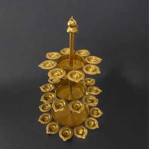 Candelabro de latón de tres niveles hecho a mano para actividades religiosas, decoración Diwali - Product Image 3