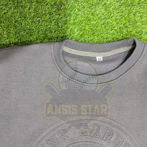 เสื้อสเวตเชิ้ตผ้าฟลีซทรงปกติสำหรับผู้ชาย ระบายอากาศได้ดี สวมใส่ได้ทุกวัน แฟชั่นสตรีทแวร์  โลโก้ปั๊มนูนตามสั่ง เป็นมิตรต่อสิ่งแวดล้อม - Product Image 4
