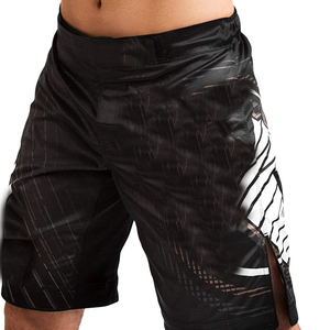 Shorts de bain pour homme noirs à imprimé géométrique, séchage rapide, taille élastique, style Bermuda sportif, rayures latérales, impression par sublimation - Product Image 1