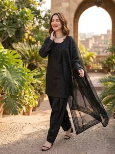 Costume ethnique en crêpe naturel de qualité supérieure avec dupatta brodée en soie organza - Product Image 1