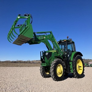 Tractor John Deere con cuchara de agarre para raíces, compre una calidad premium, perfecto para excavación, tala y trabajo agrícola. - Product Image 1