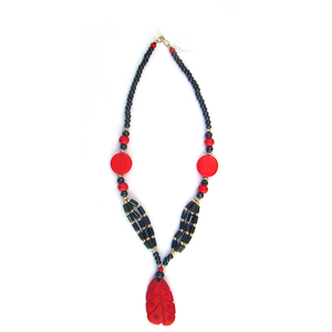 Collar Bohemio Exclusivo Hecho a Mano en India para Mujer, con Cuentas de Hueso, Colgante de Pluma Roja y Resina Acrílica, Joyería de Moda a Precio de Mayoreo - Product Image 1
