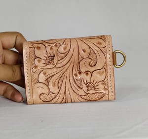 Monedero pequeño de cuero genuino marrón hecho a mano para mujer, con diseño floral y de ases, cierre a presión y correa para la muñeca. - Product Image 3