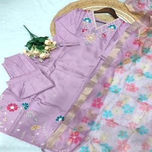 Conjunto Kurti y Pantalón VASTRA COTTAGE de Viscosa Gadhwal con Cuello Bordado con Cuentas y Dupatta con Estampado Lagdi, Ropa Étnica Elegante - Product Image 6