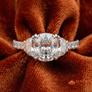 Élégante bague de fiançailles en argent sterling 925 avec trois diamants taille coussin et bande pavée pour femme - Product Image 4