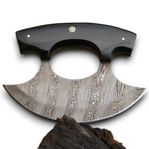 Cuchillo Ulu Premium con Patrón Damasco, Mango de Epoxi, Funda de Cuero, para Camping y Caza, Personalizable, Ambidiestro, Moderno - Product Image 1