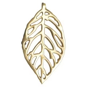 Nouveau dessous-de-plat rond en métal texturé motif grappe d'acorns, résistant à la chaleur, support pour casseroles et poêles, style rustique pour cuisine et table. - Product Image 3