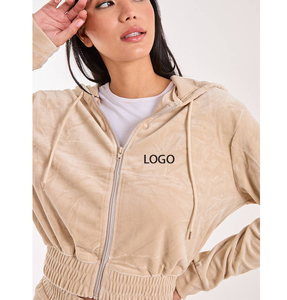 Sudadera con capucha de terciopelo personalizada de 420GSM con estampado en relieve, top corto de invierno de color liso con doble cremallera y puños acanalados para niñas - Product Image 4
