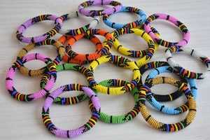 Bracelet de broderie perlée fait à la main de créateur chic et tendance avec un style classique plein de vibrations festives - Product Image 6