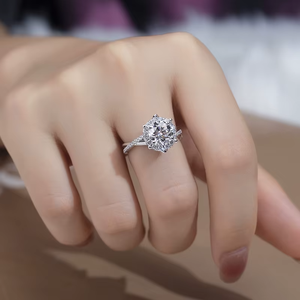 Anillo de compromiso de lujo con diamante cultivado en laboratorio de 1 quilate para mujer, en oro blanco, con diamantes de corte brillante redondo, estilo clásico. - Product Image 2