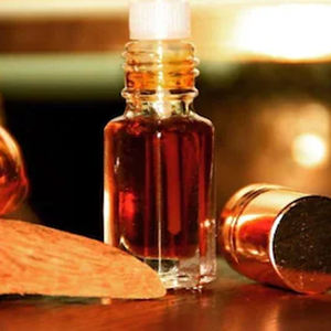 Huile essentielle de Ruh Khus écologique pure avec un arôme terrestre apaisant, idéale pour l'aromathérapie, la méditation et la parfumerie personnelle - Product Image 3