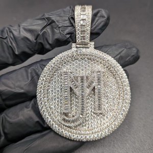 Pendentif de luxe en argent 925 avec moissanite VVS, motif lettre M taille baguette, serti en canal, unisexe, pour usage quotidien, pendentifs à thème - Product Image 1