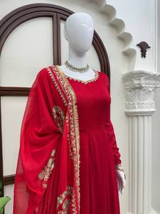 Ensemble de robe longue Anarkali en soie Vichitra brodée de sequins et de fils, avec pantalon micro-élastique et dupatta en soie Tabby IGX 6074 - Product Image 4