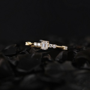 แหวนหมั้นเพชรทรงเอเมอรัลด์คัท ผลิตในห้องปฏิบัติการ ทอง 14K ดีไซน์เรียบหรู แหวนแต่งงานแบบเรียบง่าย วงแหวนบางเฉียบ แหวนสัญญา หรูหรา รับรองคุณภาพ - Product Image 1