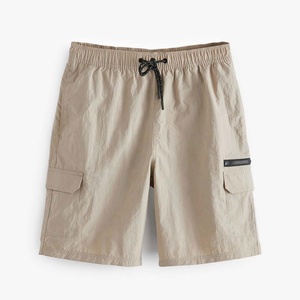 Shorts de sport personnalisés pour hommes avec fentes latérales et poche arrière, shorts décontractés de type biker pour la musculation avec poches zippées - Product Image 1