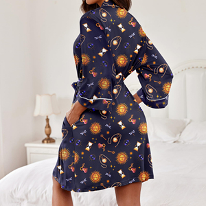 Robe kimono en soie bleu foncé imprimée pour femme, col en V, motif soleil et horloge, longueur mi-longue, vêtement de nuit - Product Image 2