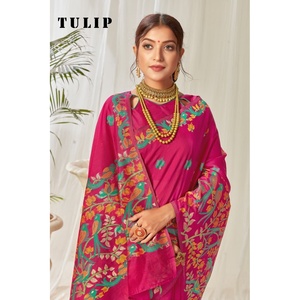 Sari de Lino y Algodón Tulip con Borde Grande y Pallu con Estampado de Loros y Flores para Bodas - Product Image 2