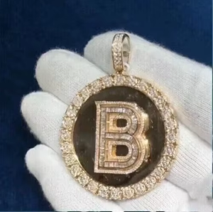 Colgante de Moissanita VVS Personalizado, Colgante de Doble Capa con Letra Inicial Individual, Colgante HipHop, Colgante de Moda para Raperos - Product Image 1