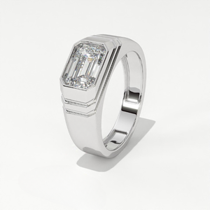 Aarinya Bague de mariage moderne pour homme en or 14K avec diamant de laboratoire certifié IGI, taille émeraude, serti clos, à facettes, style Keystone, émeraude taille émeraude orientale-occidentale - Product Image 6