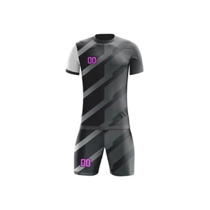Camiseta de Fútbol Personalizada para Hombre, Negra con Rayas Grises, Impresión Sublimada, Poliéster que Absorbe la Humedad, Manga Corta, Cuello Redondo, Corte Atlético - Product Image 1