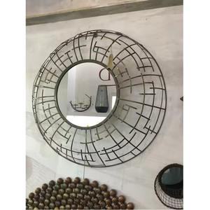 Miroir métallique attrayant à motif de feuilles, capable de transformer un coin sombre en un espace vivant et élégant, magnifiquement conçu par ARTISTIQUE. - Product Image 5