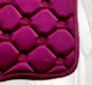 Élégante tapisserie de selle HMGLOBAL HMG-SP-6079 taille Cob, brodée Couronne royale, pour saut d'obstacles et dressage, rembourrage en mousse 18mm, satin premium - Product Image 6
