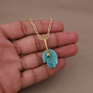 Pendentif Main de Fatma en Amazonite et Onyx Vert, Plaqué Or, Pierre Précieuse Sculptée, Chaîne, Bijou Spirituel Tendance - Product Image 3