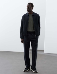 Ensemble de jogging pour homme en polyester et coton écologique, coupe-vent, noir, avec bandes latérales blanches, logo frontal, veste et pantalon sportifs pour l'hiver - Product Image 1