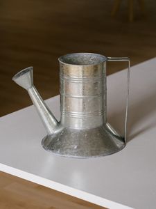 Arrosoir en métal multi-usages pour les tâches de jardinage intérieur et extérieur, avec bec long, construction durable et poignée facile à utiliser - Product Image 4