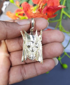 Pendentif Tête de Mort Couronnée Moissanite Personnalisable Effet Givré, Coupe Ronde, Plaqué Or avec Argent 925, Bijoux Fins, Pendentifs et Breloques - Product Image 2