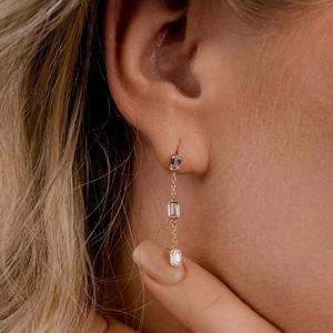 Pendientes Colgantes de Oro 14K con Diamante Cultivado en Laboratorio de Corte Esmeralda y Engaste de Bisel, 1.5 Ct. Tw. Minimalistas y Elegantes para Novia, Graduación, Cumpleaños - Product Image 3