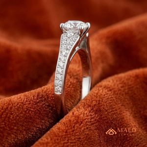 แหวนหมั้นมอสซาไนต์ทรงกลม เงินแท้ 925 ประดับเพชรด้านข้างแบบ Pave Band แหวนแต่งงาน ดีไซน์คล้ายเพชร - Product Image 3