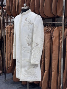 Bata blanca bordada de manga larga con cuentas de perlas y diseño de fénix, cuello alto, ropa formal - Product Image 1