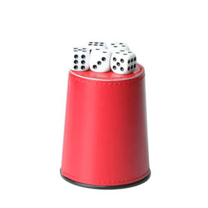 Gobelet à dés en PU rouge avec 5 dés blancs, design classique, rangement durable pour adultes, utilisation pour les jeux de hasard - Product Image 5