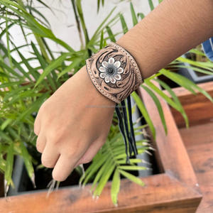 สร้อยข้อมือหนังแท้ลายดอกไม้สำหรับผู้หญิงสายรัดข้อมือสไตล์คาวบอยตะวันตกทำด้วยมือ - Product Image 2