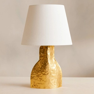 Lámpara de Mesa de Metal Forjado Artesanal con Acabado Dorado Martillado y Pantalla de Lino, Construcción Duradera, Iluminación Ambiental Elegante para el Hogar - Product Image 4
