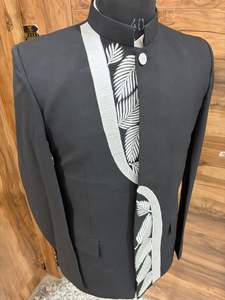 Costume de designer indo-occidental noir pour homme – Blazer de mariage et de fête moderne avec broderie de feuilles Bandhgala - Product Image 4