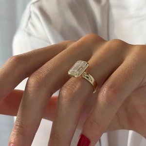 Anillo de Compromiso para Mujer con Diamante Cultivado en Laboratorio, Corte Esmeralda, Diseño Único, Engaste de Bisel, 5MM, Oro Amarillo de 14k, Certificado IGI, en Oferta - Product Image 2