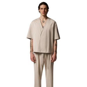 Chemise tissée intelligente pour homme, manches courtes, col en V, style minimaliste, haut décontracté, couleur unie, fabrication OEM, vente en gros - Product Image 5