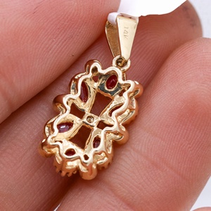 Colgante de oro amarillo macizo de 14K con rubí natural ovalado y diamantes en diseño calado, joyería fina, Memoria Jewels - Product Image 3