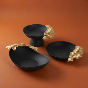 Bols à chocolat en métal noir mat luxueux, ornés d'accents en feuille d'or sculptée exquise, créant une touche audacieuse et moderne. - Product Image 1