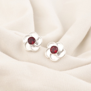 Pendientes Clásicos y Elegantes Hechos a Mano con Diseño de Plata de Ley 925 Recubierta para Mujeres y Niñas, para Usar en Bodas y Fiestas, con Piedra de Granate Roja - Product Image 3