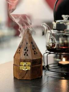 Quemador de incienso de madera acabado a mano que proporciona una combustión auténtica de Oud y una belleza visual. - Product Image 5