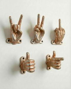 Gancho de pared con diseño de gesto de mano creativo, elegante colgador de metal, ideal para decoración de oficinas, cabinas, salones de belleza y decoración de interiores. - Product Image 2