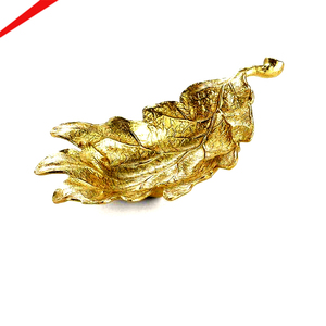 Elegante plato de aluminio con forma de hoja para servir bocadillos y decorar la mesa. - Product Image 1