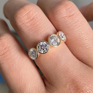แหวนเพชรทรงกลม 1.20 กะรัต ฝังแบบ Bezel Set เพชรเลี้ยงในห้องปฏิบัติการ ดีไซน์ทันสมัย ครึ่งวงแหวนแบบ Eternity สำหรับงานแต่งงาน แหวนเพชรแบบมินิมอลประดับเพชรหลายเม็ด - Product Image 1