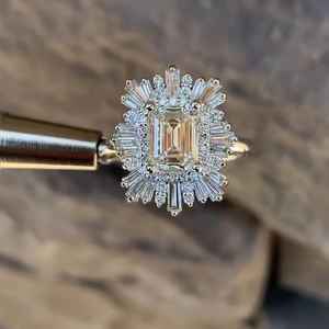 Anillo de Compromiso con Diamantes Cultivados en Laboratorio, Corte Esmeralda, Halo de Baguette, Oro Sólido de 10K, Anillo de Lujo para Propuesta de Matrimonio - Product Image 3