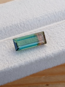 Haram Gems Art - Turmalina Bicolor Natural, Corte Baguette, 12x4.80 mm, Gema Suelta Facetada, 2.10 Quilates, Dos Tonos, Origen Africano, para Anillo - Product Image 3