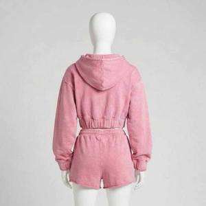 Ensemble deux pièces pour femme : Sweat à capuche court rose délavé vintage à manches longues et fermeture éclair intégrale, et short assorti à coutures apparentes. Vêtements en gros OEM ODM - Product Image 2
