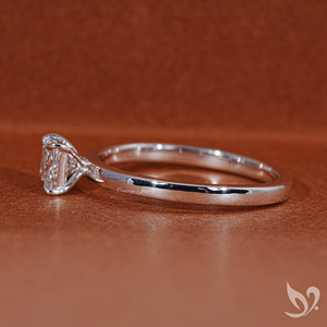 Bague de fiançailles solitaire en diamant de laboratoire taille princesse 1 carat certifié IGI en or blanc 18 carats - Product Image 5